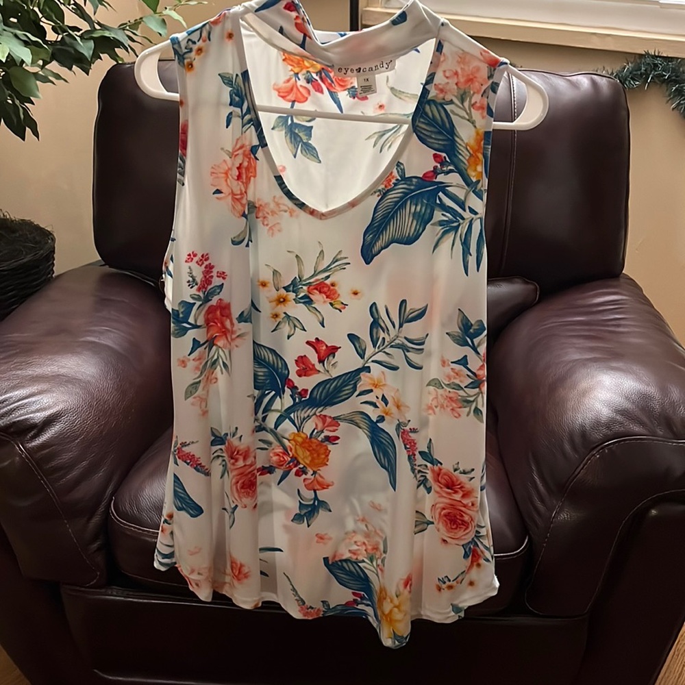 Beautiful printed floral women’s sleeveless flowy top (Size 1X)